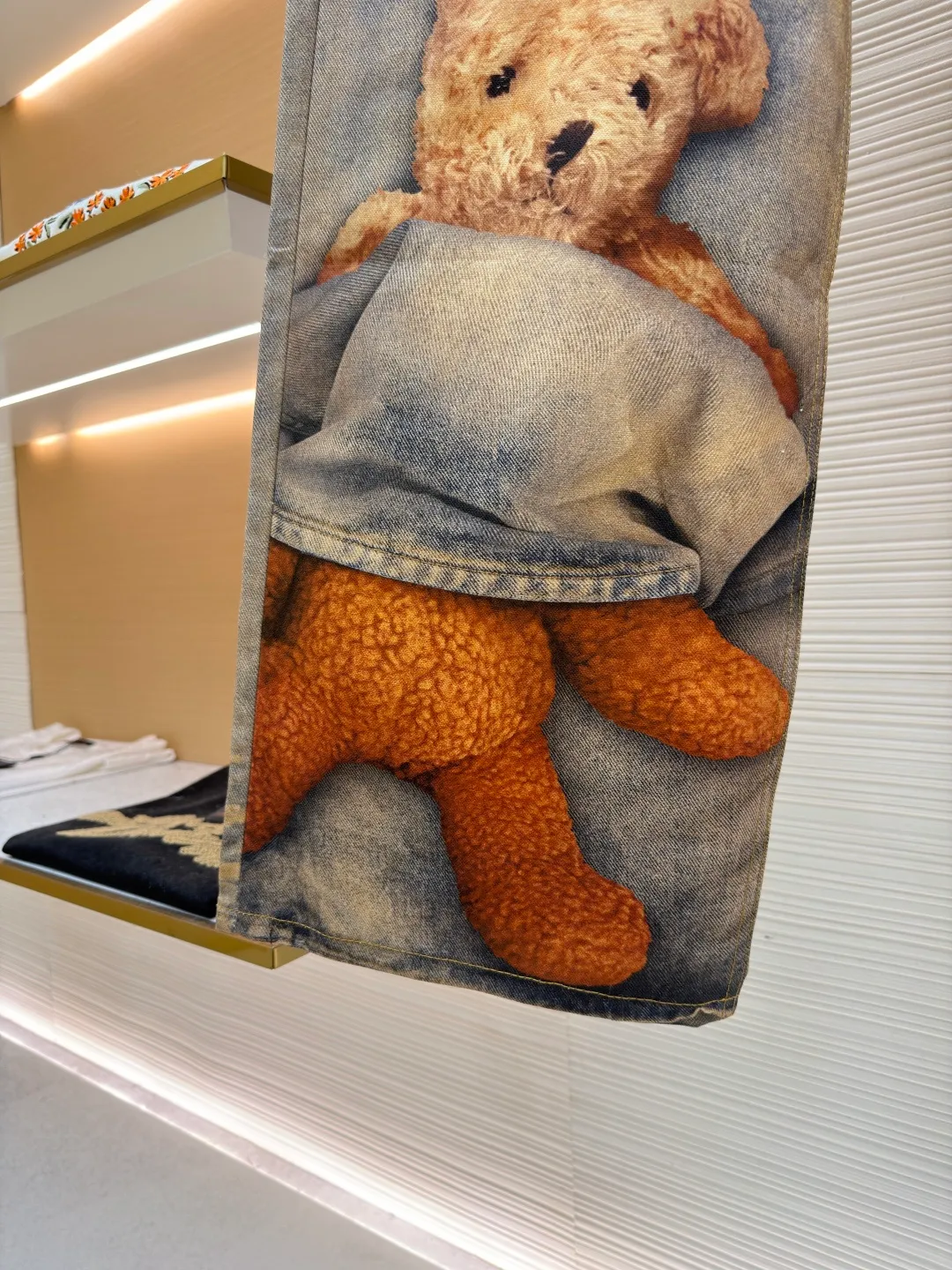 Acne Studios 1981 Teddy Bear 3D printed wide-leg jeans ●Original version: purchased and developed by 6874 ●Item number: 1681986-A80 ●Material: denim fabric ●Technology: 3D printing ●Version: loose fit ●Weight: about 660 grams ●Size: XS-S-M-L-XL-XXL ●Description: These teddy bear-themed jeans are made of 100% heavyweight cotton denim and are pre-shrunk to ensure size stability. The core technology is digital direct-injection printing from Heidelberg, Germany. The teddy bear pattern is first positioned and printed and then cut into a single piece to ensure the integrity of the pattern and position accuracy. It is paired with handmade three-dimensional patching + ribbon decoration, and sewing reinforcement is used to make the doll elements present a 3D level. The washing process goes through 5 processes: desizing, atomizing, manual re-spraying, color setting and distressing, and finally forming an aged gradient blue tone. The hardware uses custom logo buttons, and a built-in lining at the waistband enhances stiffness. The pants are straight and wide-leg cut, taking into account both relaxation and comfort. The overall wiring is straight and delicate, the fabric is comfortable and soft, and the color is consistent without color difference. It can be matched with the same style to create a fashionable look and control various occasions. Customized accessories, complete with three standards, same style for men and women!
